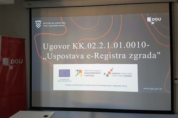 Slika Snimka projekcije prezentacije na platnu uz elemente vidljivosti EU projekta "Uspostava e-Registra zgrada"